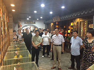 2019年建甌市工商聯(lián)（商會）半年工作會議各級領(lǐng)導(dǎo)及會員企業(yè)家到雙龍戲珠酒業(yè)參觀調(diào)研